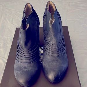 Vince Camuto Size 8.5 Navy Blue Bootie